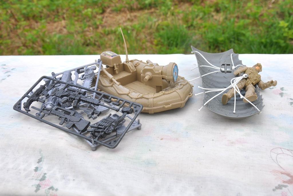jouet figurine d'assaut avec bateau + 3 plaques accessoires, Enlèvement ou Envoi, Comme neuf