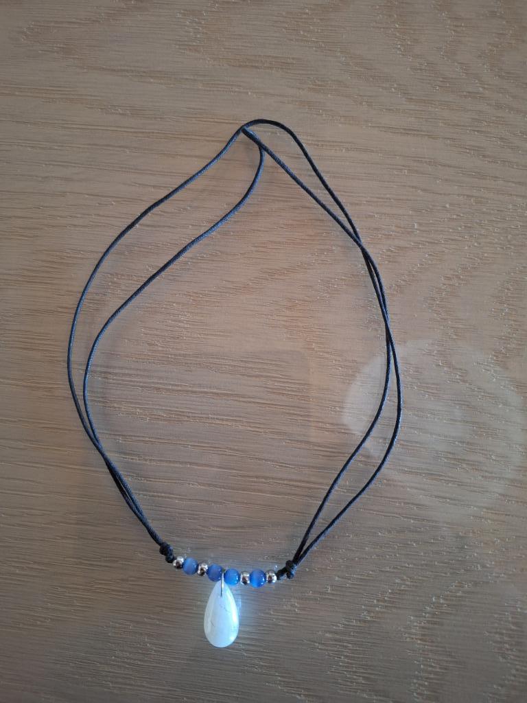 Edelstenen, melkkwarts en blauwe saffieren in ketting, Handtassen en Accessoires, Edelstenen, Nieuw, Ophalen of Verzenden