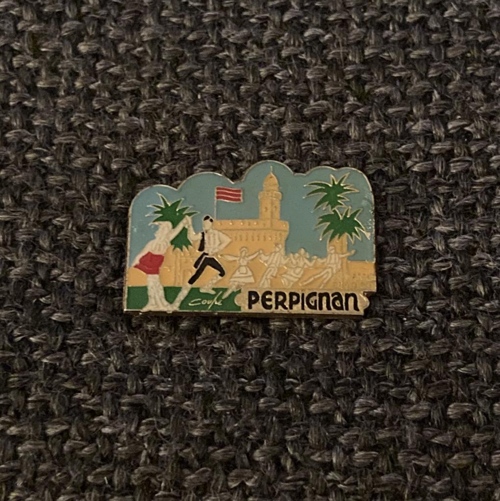 PIN - PERPIGNAN - FRANCE - FRANKRIJK, Envoi, Utilisé, Ville ou Campagne, Insigne ou Pin's