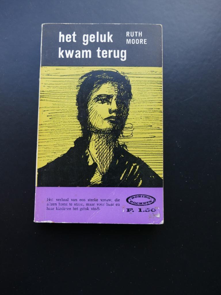 Boek, Het geluk kwam terug, Ruth Moore, Ophalen of Verzenden, Gelezen, Ruth moore
