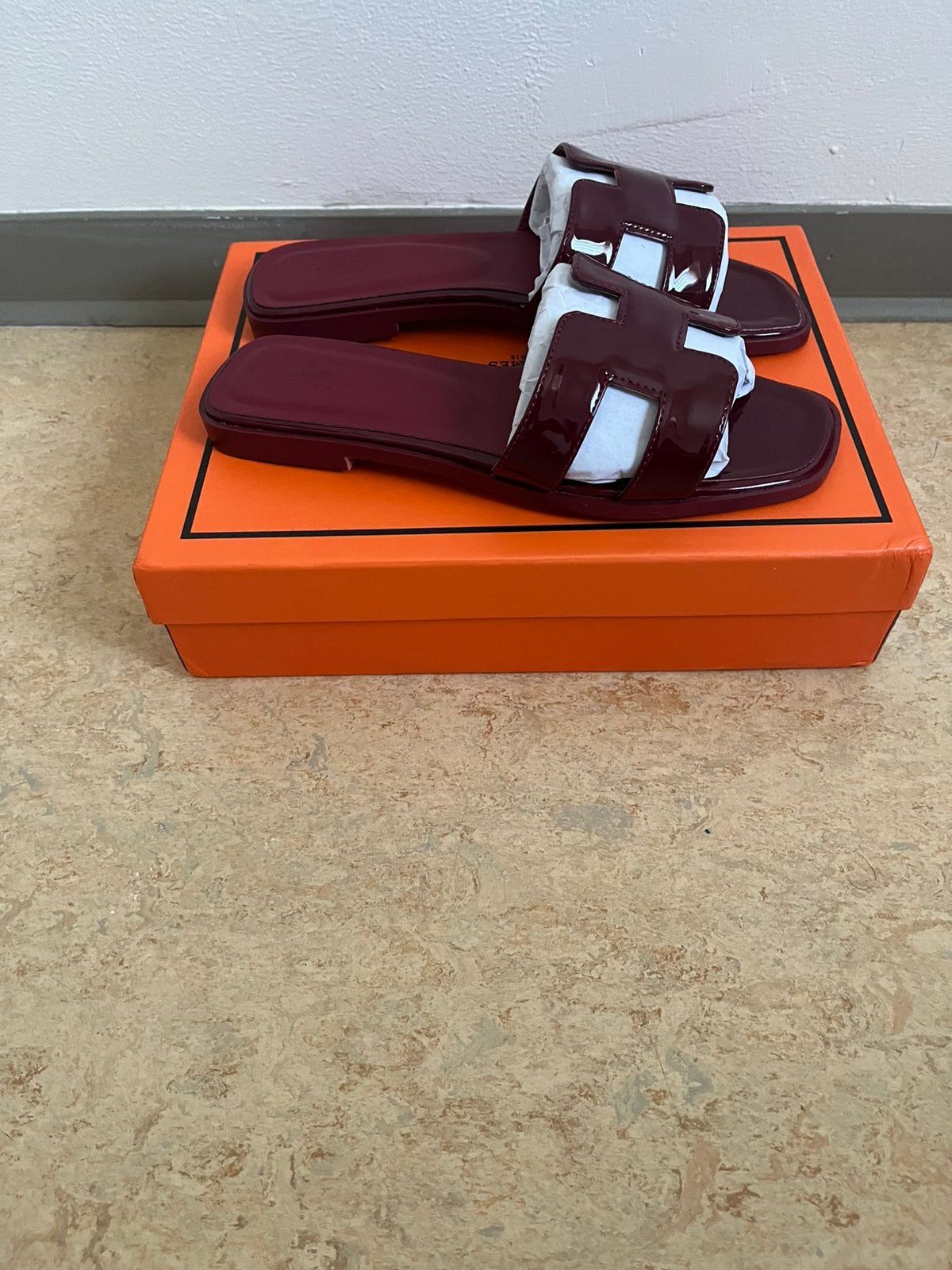 Bordeauxrode slippers maat 38, Zo goed als nieuw, Rood, Ophalen, Slippers