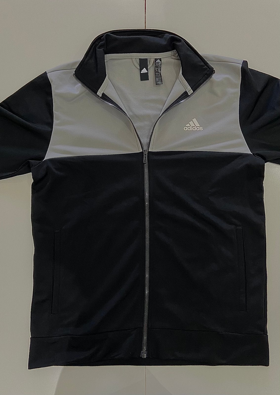 Veste de survêtement Adidas – Noir et gris – Taille M, Vêtements | Hommes, Envoi