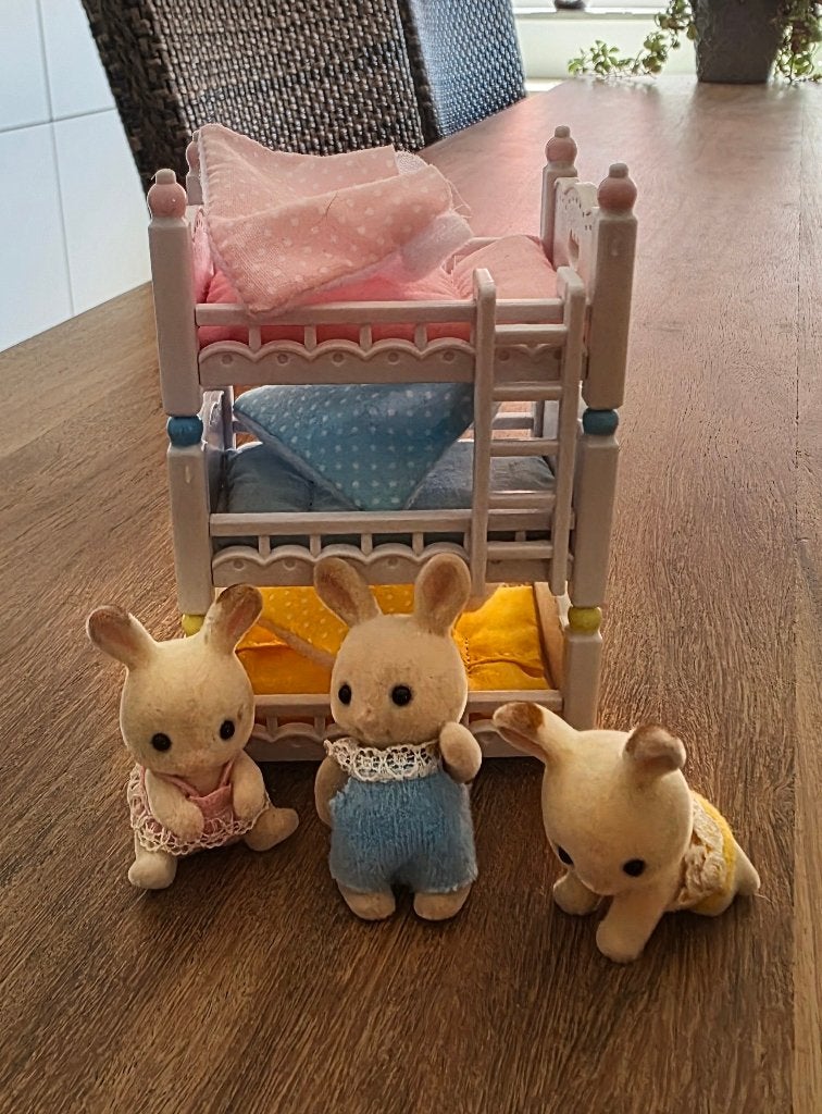 Sylvanian families baby konijntjes en bedjes, Ophalen, Zo goed als nieuw, Babypop