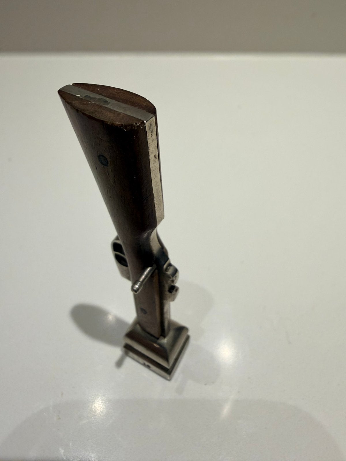 Antieke miniatuur lakstempel geweer - monogram EB (7cm), Ophalen of Verzenden