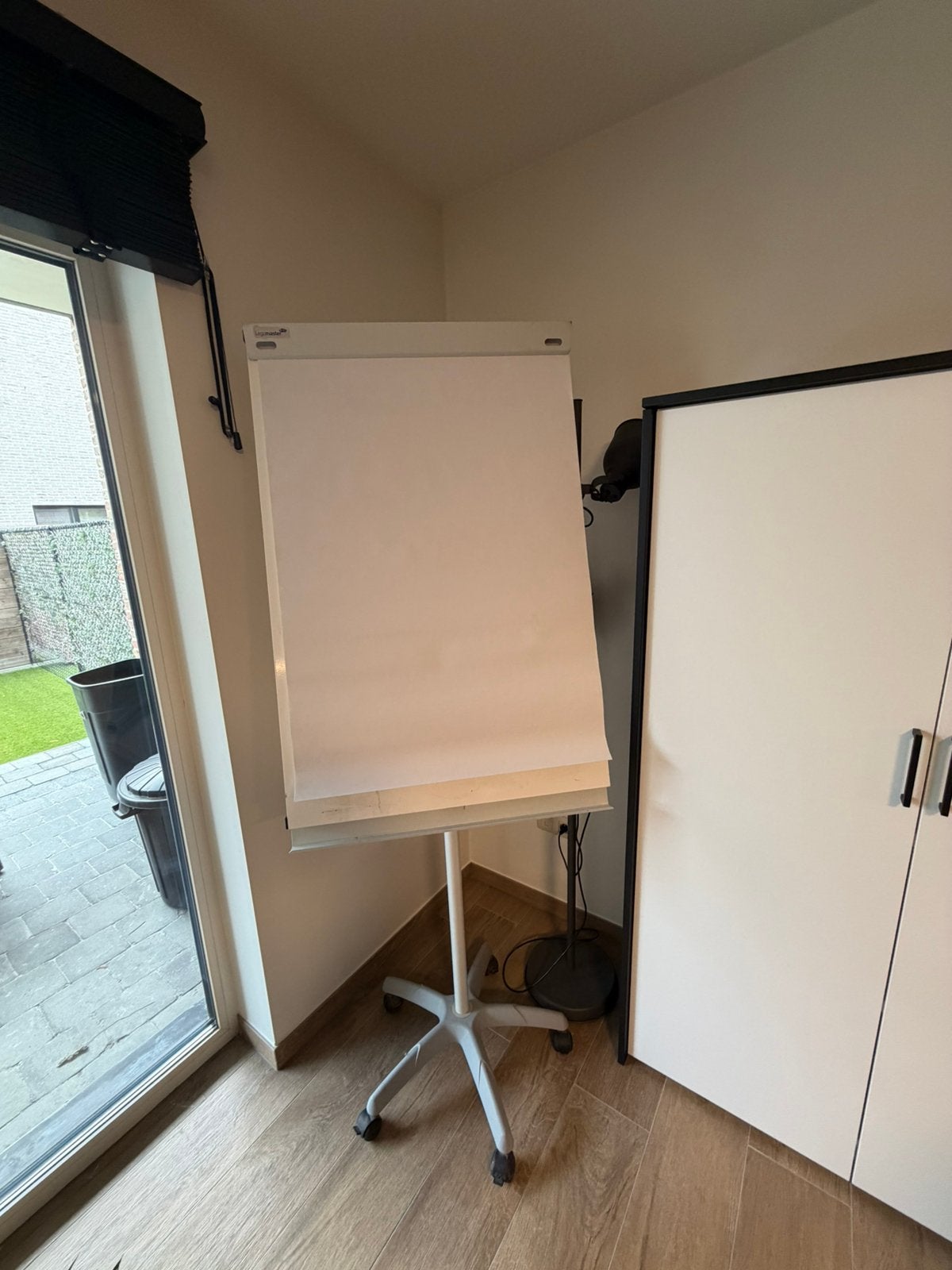 Professionele flipchart op wieltjes + extra pak papier, Diversen, Ophalen, Gebruikt