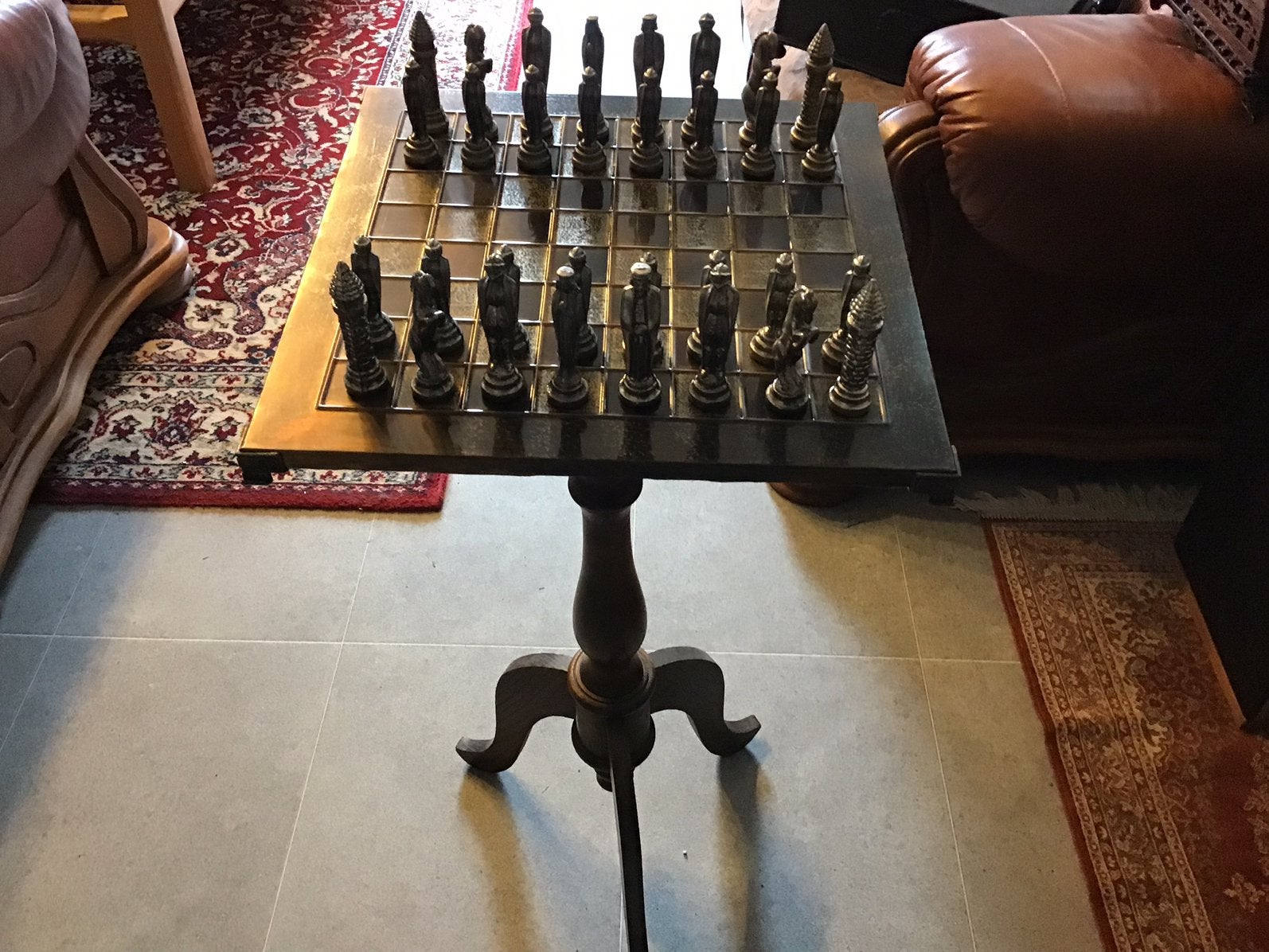 Antieke schaaktafel met ijzeren bord en metalen figuren., Hobby en Vrije tijd, Ophalen