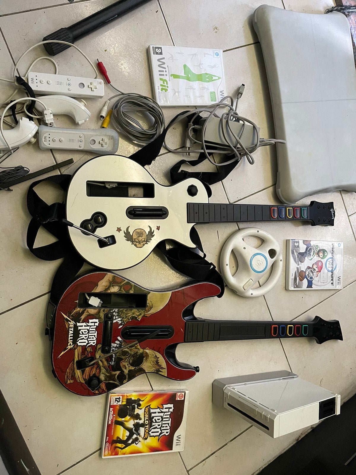 Wii + gitaarheld + mettalica +wii fit +mario car, Games en Spelcomputers, Spelcomputers | Nintendo Wii, Ophalen, Zo goed als nieuw
