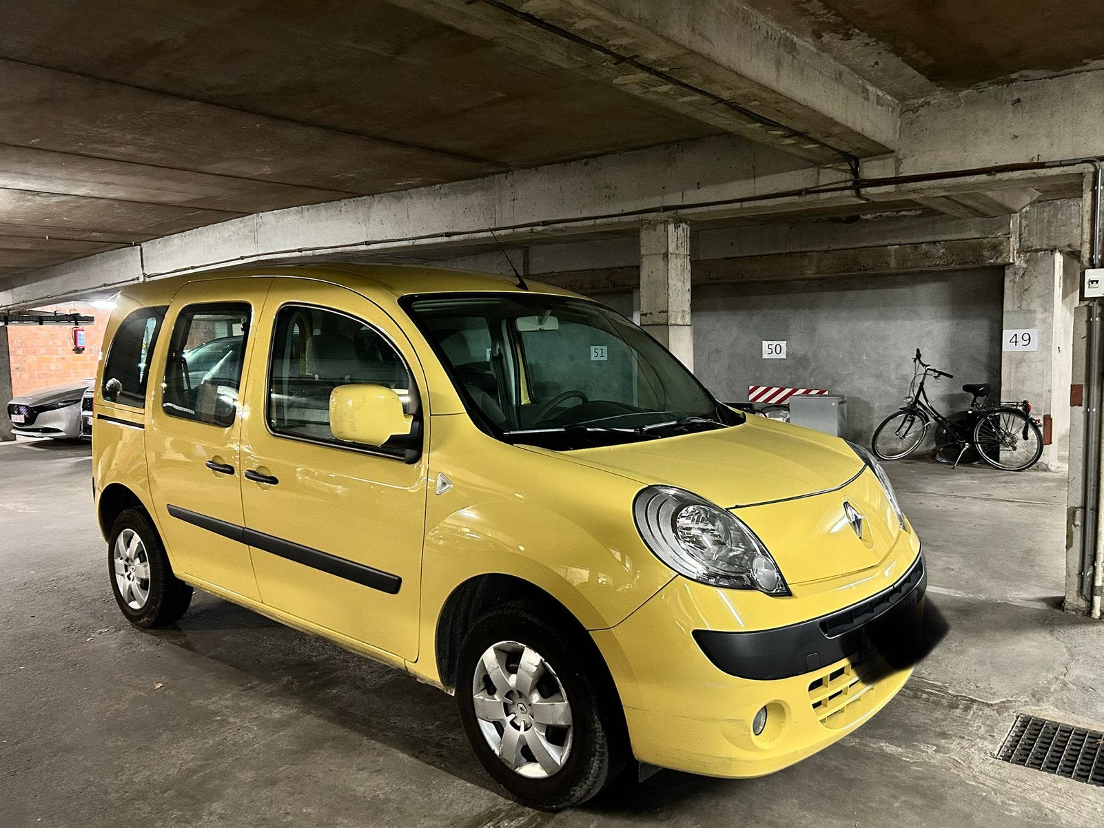 Renault Kangoo bwj 2011 1.6L benzine met slechts 28.500 km, Auto's, Voorwielaandrijving, Euro 5, 4 cilinders, Geel