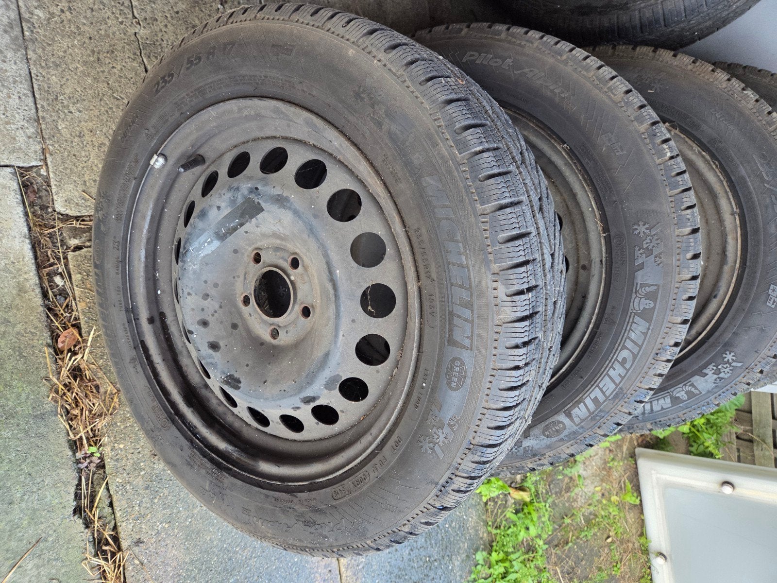 4 winterbanden op stalen velgen  235/55R17, Ophalen, Gebruikt, Banden en Velgen, 17 inch
