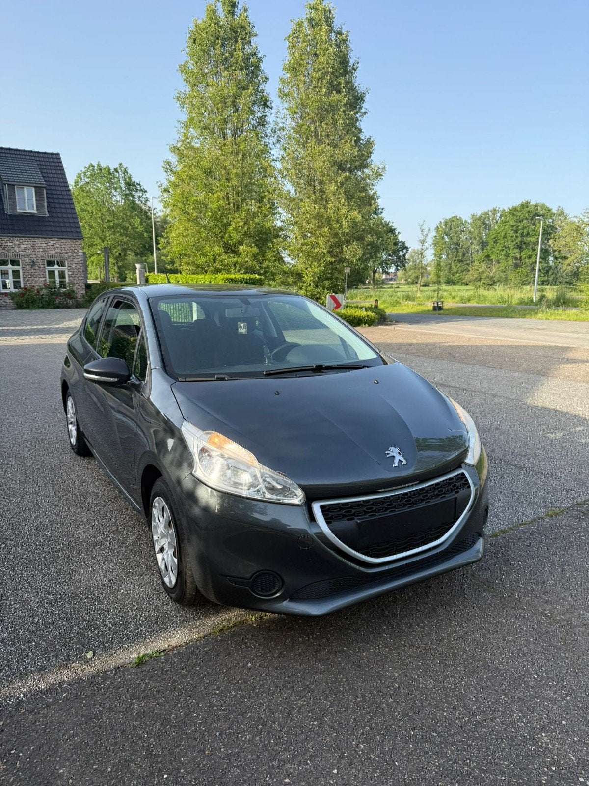 Peugeot 208 1.2i Eur5 137dkm Gekeurd, Auto's, Euro 5, 1198 cc, Zwart, Bedrijf