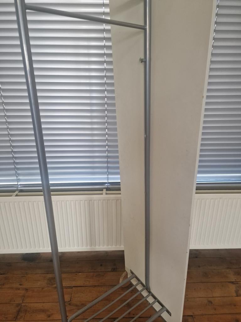 Miroir sur pied Ikea, Enlèvement