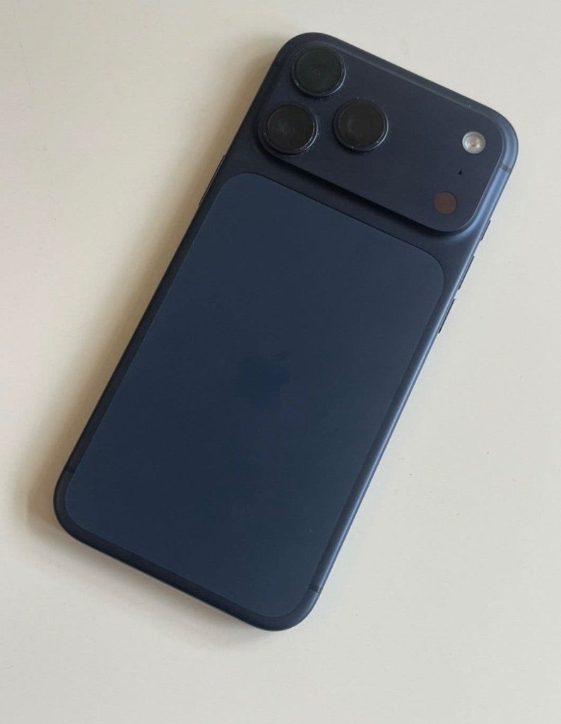iPhone 17 pro max - kleine barst in scherm, Télécoms, IPhone 17, Enlèvement ou Envoi, Utilisé, Apple