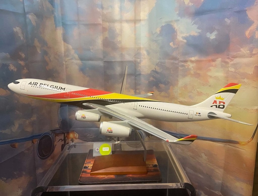 Air Belgium A340 1:100, Verzenden, Zo goed als nieuw, Schaalmodel