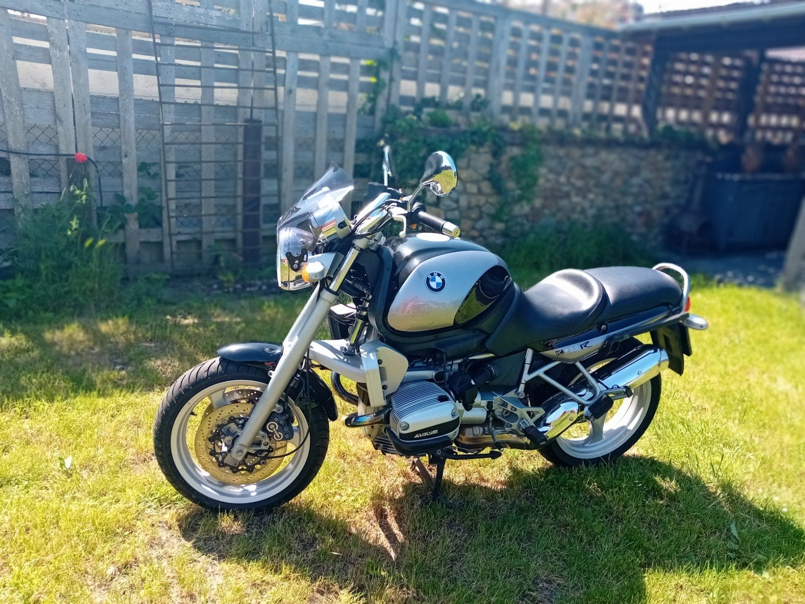 BMW R850R motorfiets met zijkoffers, Ophalen