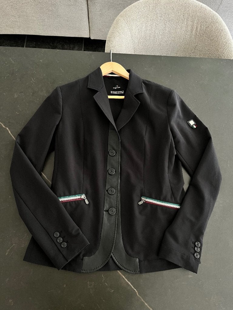 Dames wedstrijdjasje equiline te koop M, Dieren en Toebehoren, Paardrijkleding, Ophalen, Overige merken, Zwart, Met stretch