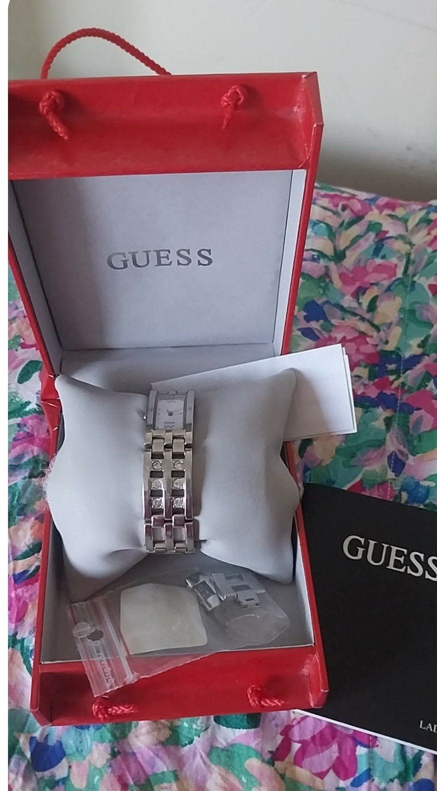 Zilveren Guess Dameshorloge met Kristallen (Inclusief Doos)S, Ophalen, Zo goed als nieuw, Grijs, Meisje