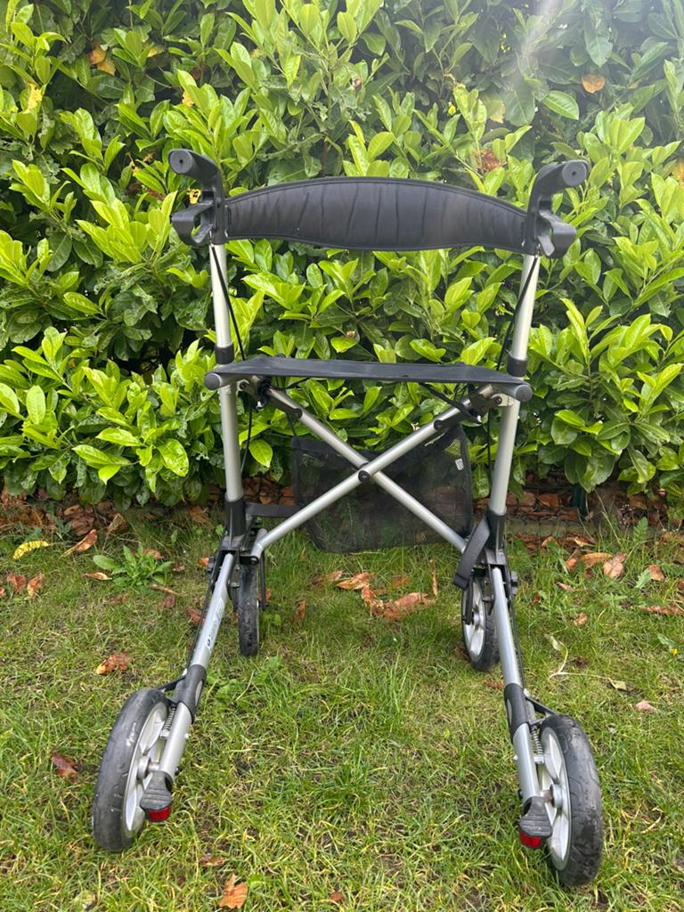Plooibaar lichtgewicht rollator in nieuwe staat opvouwbaar, Diversen, Rollators, Zo goed als nieuw, Lichtgewicht, Ophalen of Verzenden