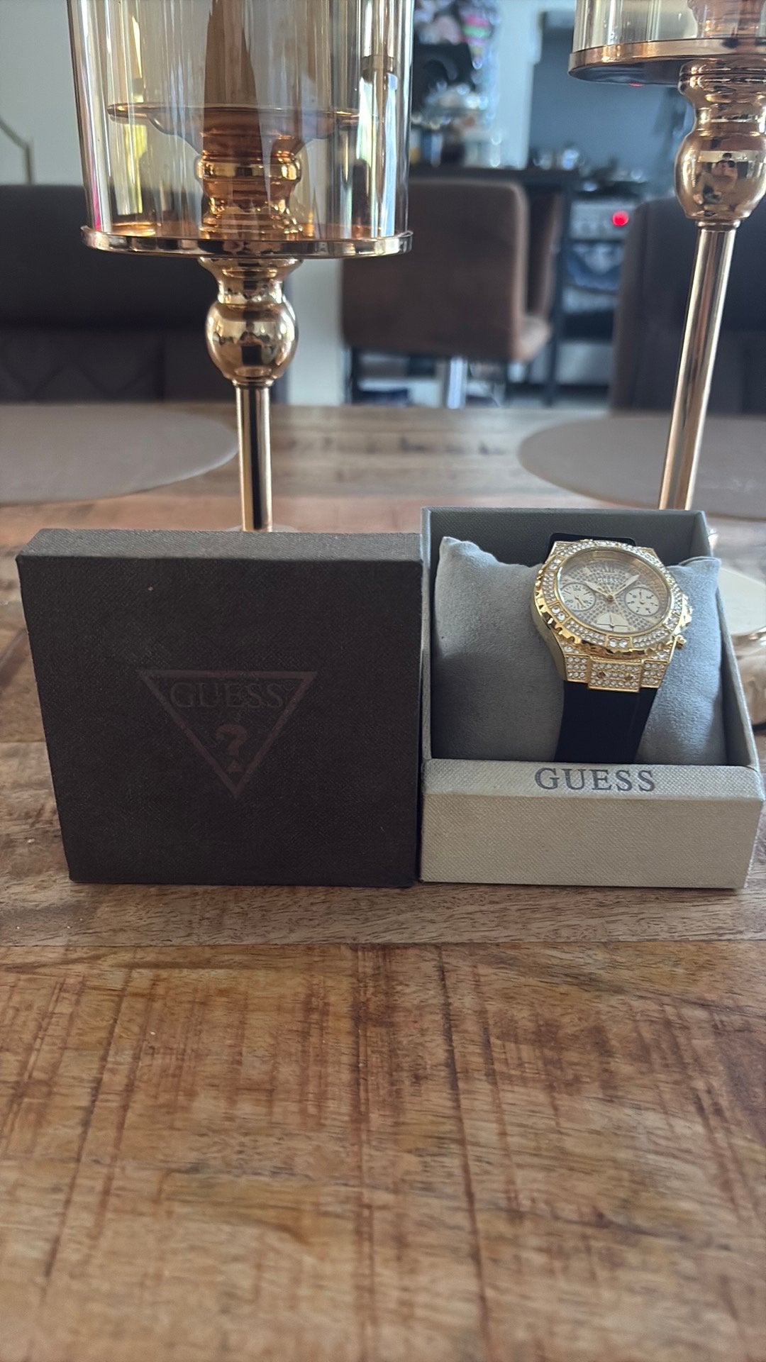 Goudkleurige GUESS met zwarte band, Handtassen en Accessoires, Horloges | Dames, Ophalen, Leer, Guess, Polshorloge