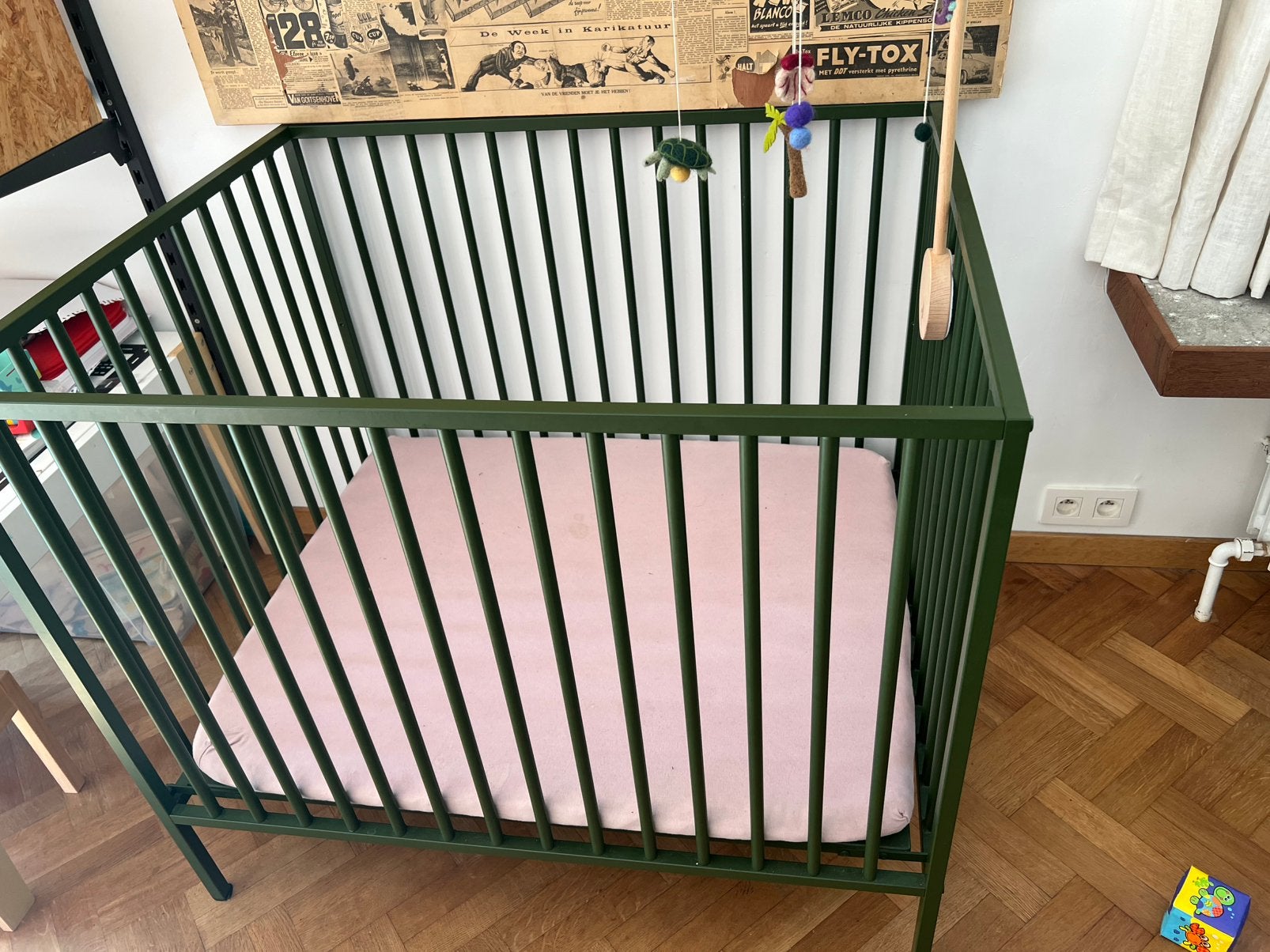 Babybox groen metaal, Ophalen, Zo goed als nieuw