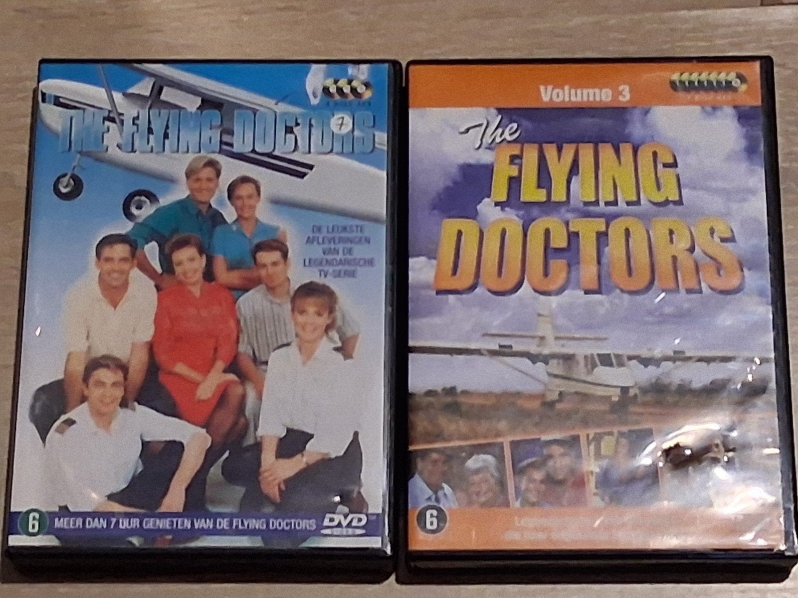 2 Dvd-boxen The flying doctors, CD & DVD, DVD | TV & Séries télévisées, Comme neuf, Drame, Saison 3, Autres saisons, Tous les âges