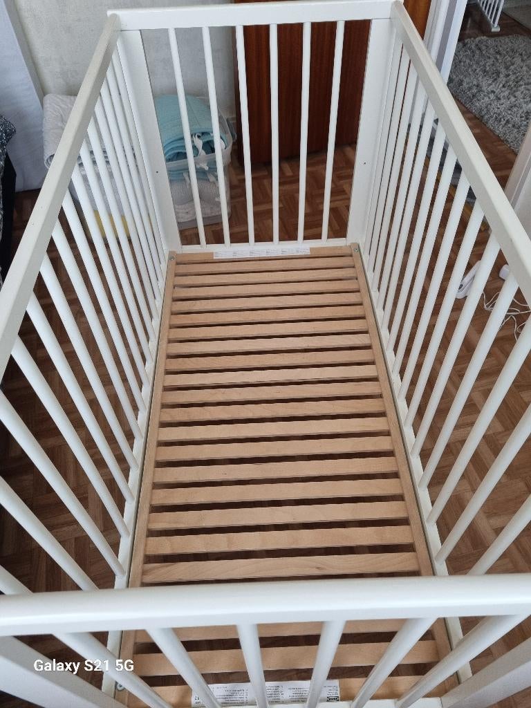 Wit babybedje met aerosleep matras en volledige uitzet, Kinderen en Baby's, Kinderkamer | Bedden, Zo goed als nieuw, Lattenbodem