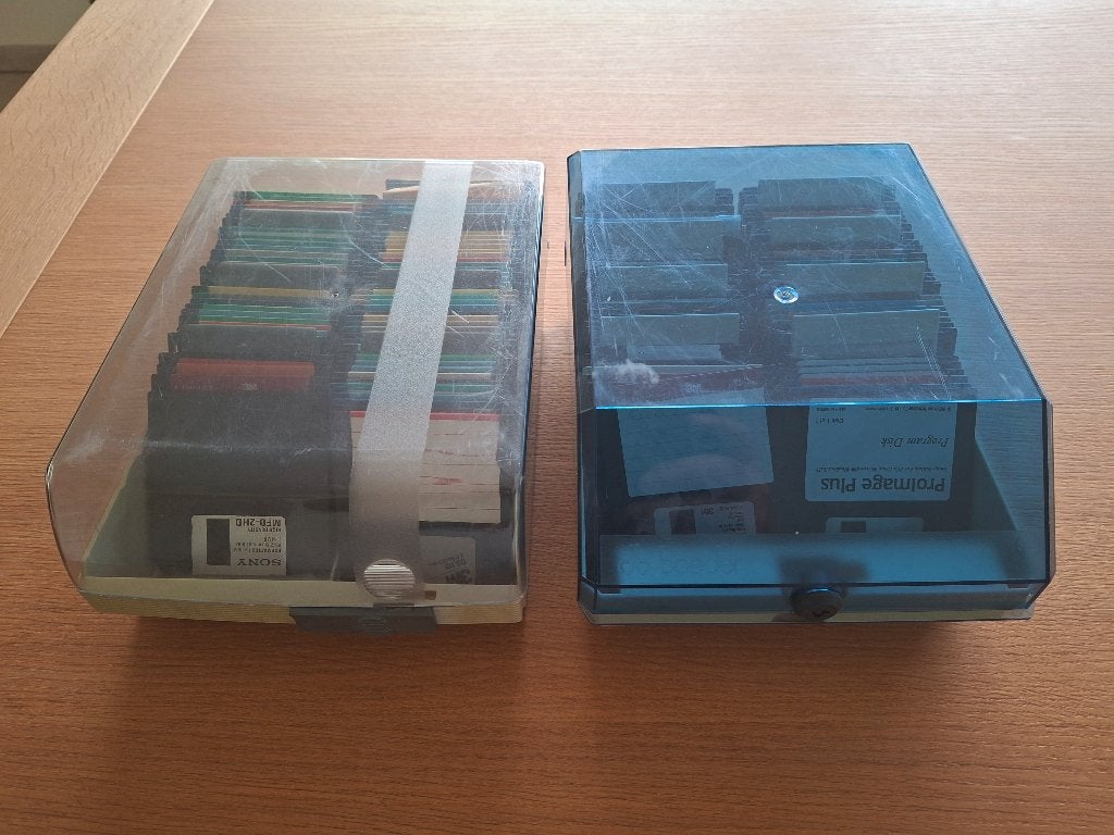 2 Vintage 3.5" Floppy opbergdozen + 137 diskettes, Ophalen