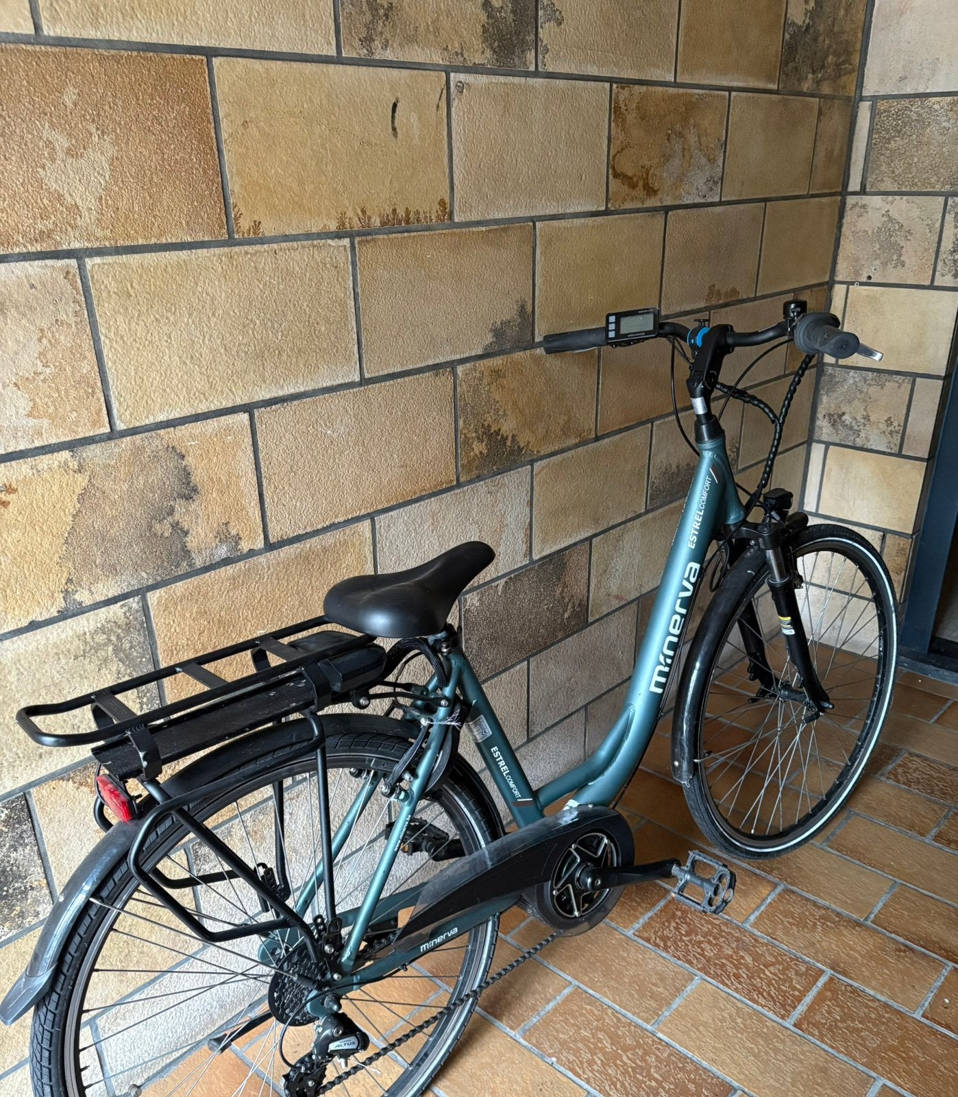 Elektrische fiets Minerva Estrel Comfort (1000 km gelopen), Fietsen en Brommers, Ophalen, Zo goed als nieuw, 50 km per accu of meer