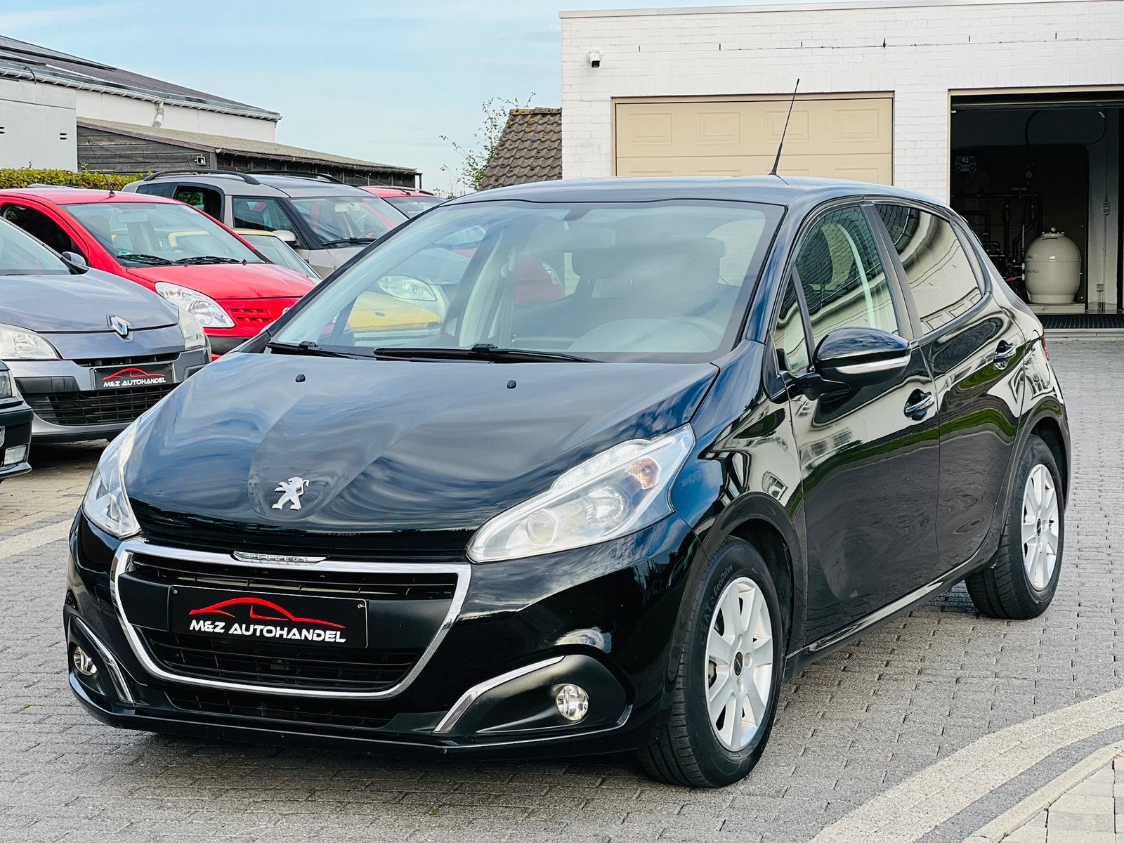 Peugeot 208 1.2i || AUTOMATIC || EURO 6b || 11/2017 || NAVI, Automaat, Euro 6, 1199 cc, Zwart