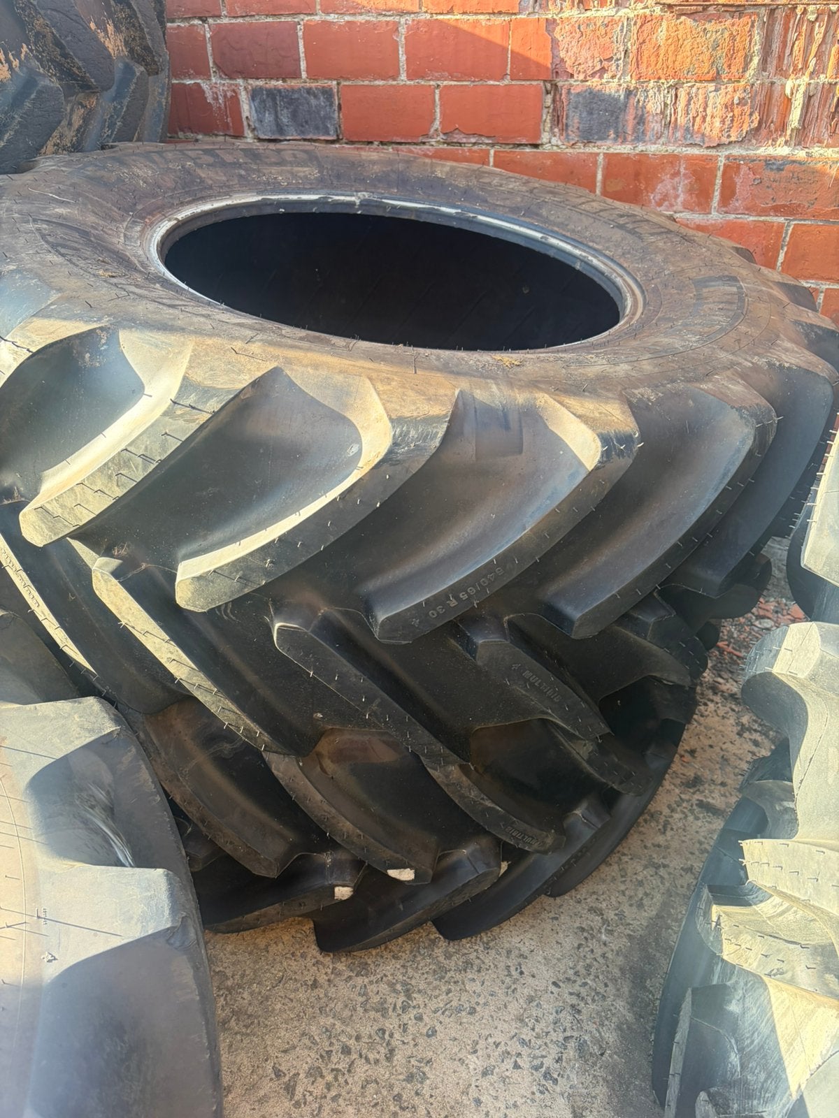Nouveau pneus Michelin 540/65r30 et 620/70r42, Articles professionnels, Enlèvement