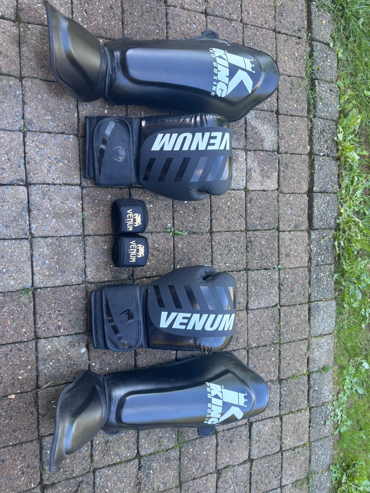 Gants de boxe, protège-tibias, ruban adhésif, Enlèvement, Comme neuf