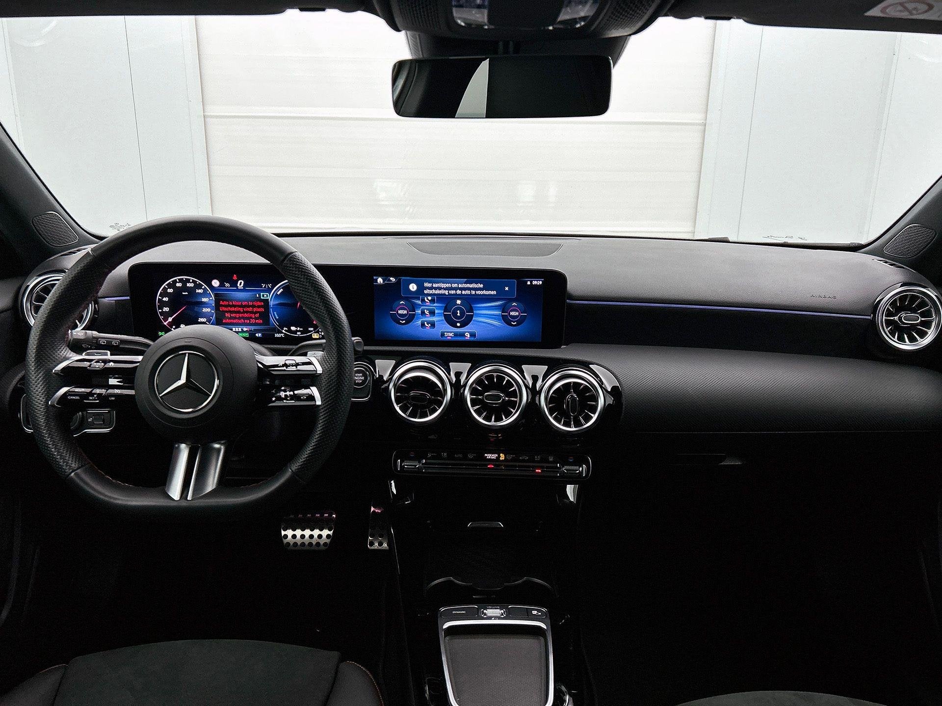 Mercedes-Benz A-klasse 250 e Hatchback AMG Line Night Pack |, Auto's, Dealer onderhouden, Stof, Gebruikt, Zwart