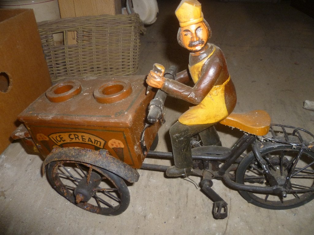 DECORATIE IN HOUT BAKKER MET TRIPORTEUR, Antiek en Kunst, Ophalen