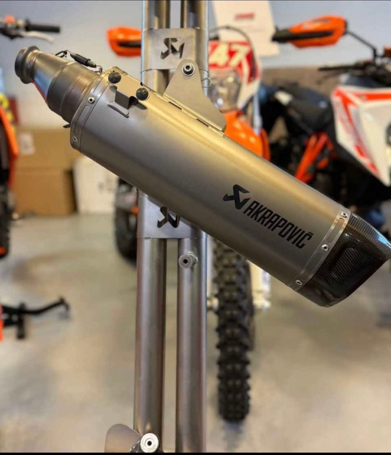 Silencieux akrapovic 690 smcr, Motoren, Ophalen, Zo goed als nieuw