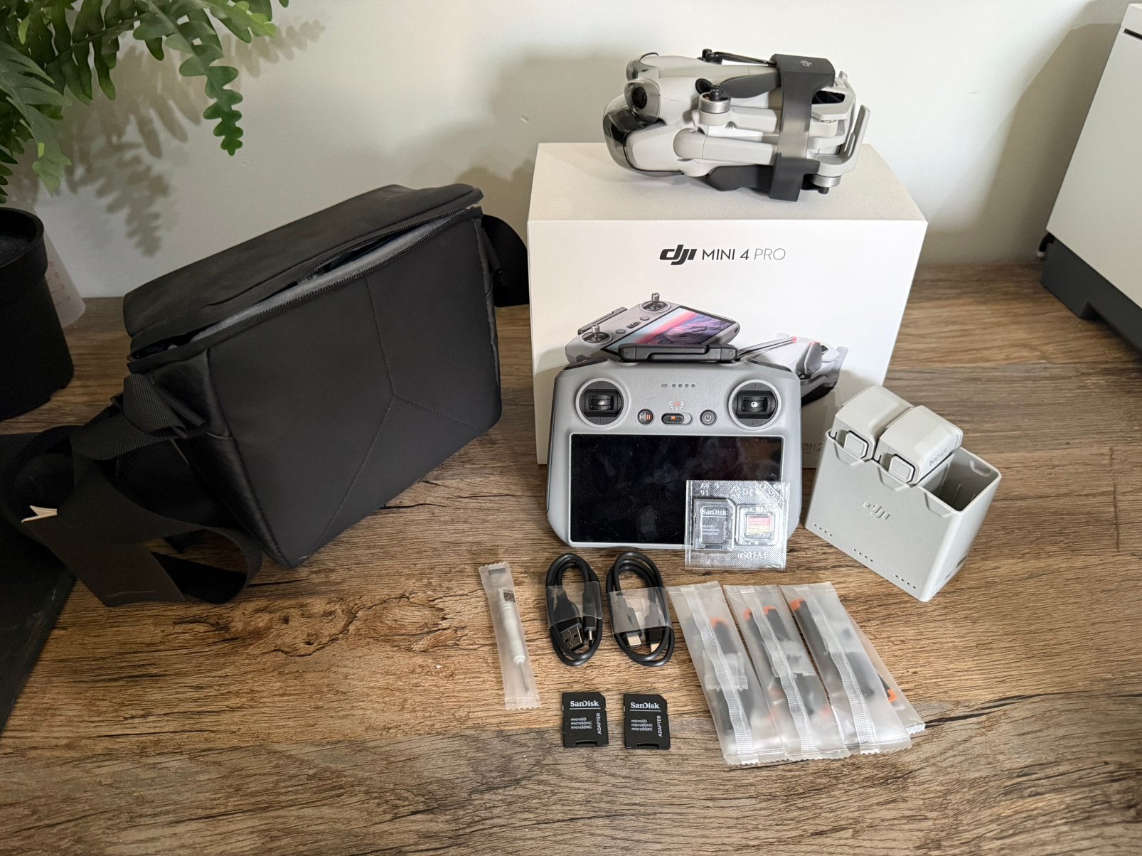 DJI Mini 4 Pro Fly More Combo + DJI Care Refresh jus 12/2027, Drone avec caméra, Enlèvement ou Envoi, Moins de 250 g, Qualité supérieure
