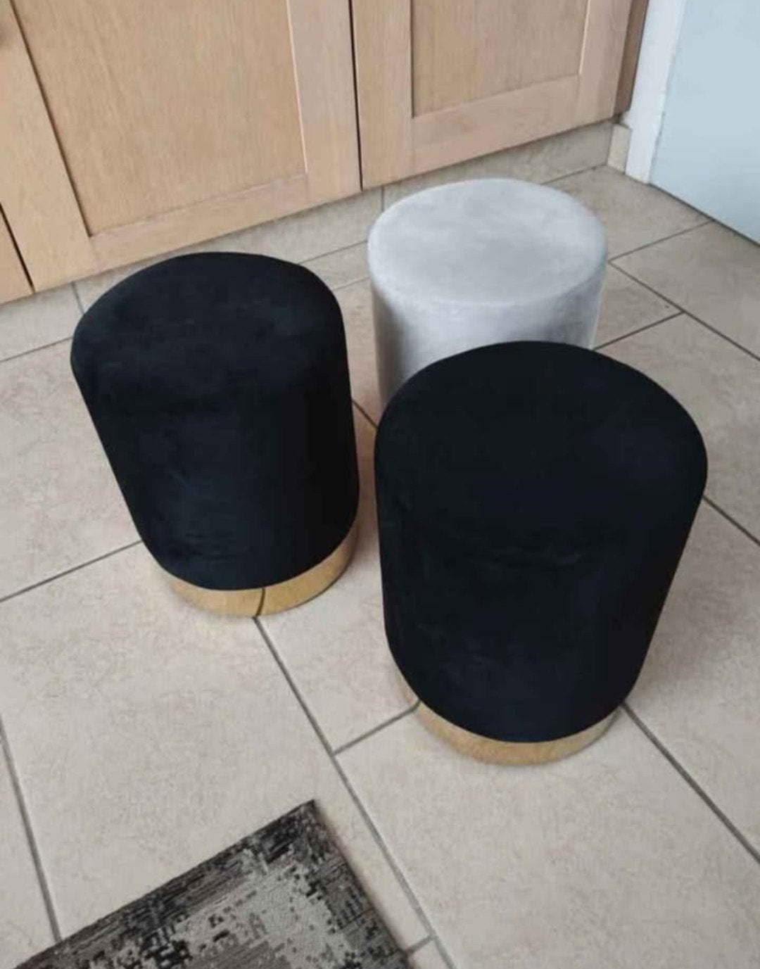 3 fluwelen poefjes, Ophalen