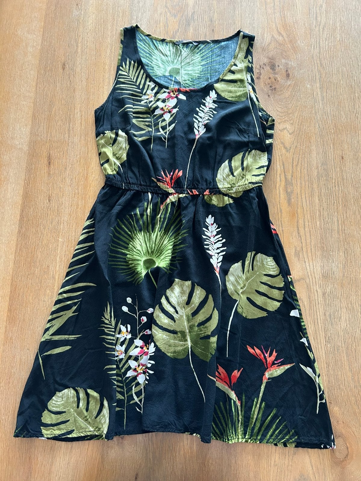 Zwarte bloemen jurk Only maat 34, Kleding | Dames, Jurken, Zwart, Ophalen of Verzenden, Zo goed als nieuw, Knielengte