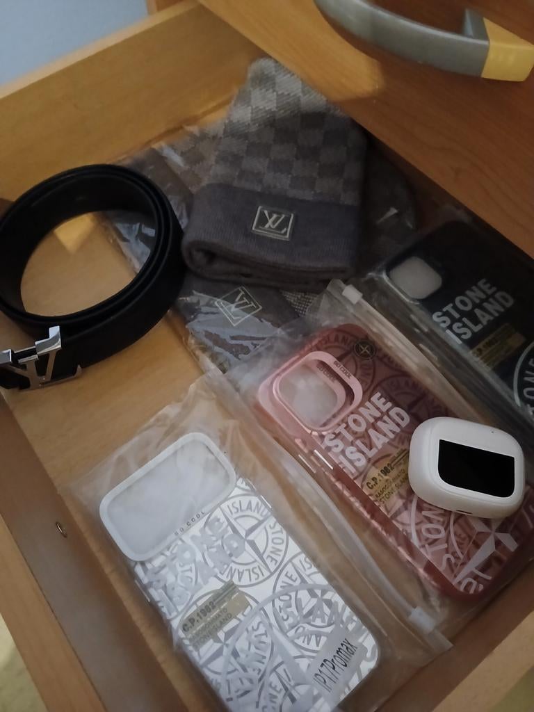 Chapeaux LV, ceinture : Stone Island étuis : écouteurs, Enlèvement ou Envoi, Neuf, Autres types
