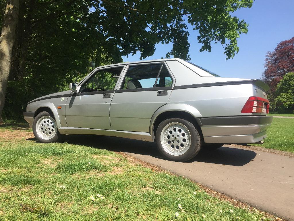 Alfa Romeo 75, Autos, Alfa Romeo, Achat, 4 portes, Boîte manuelle, Berline