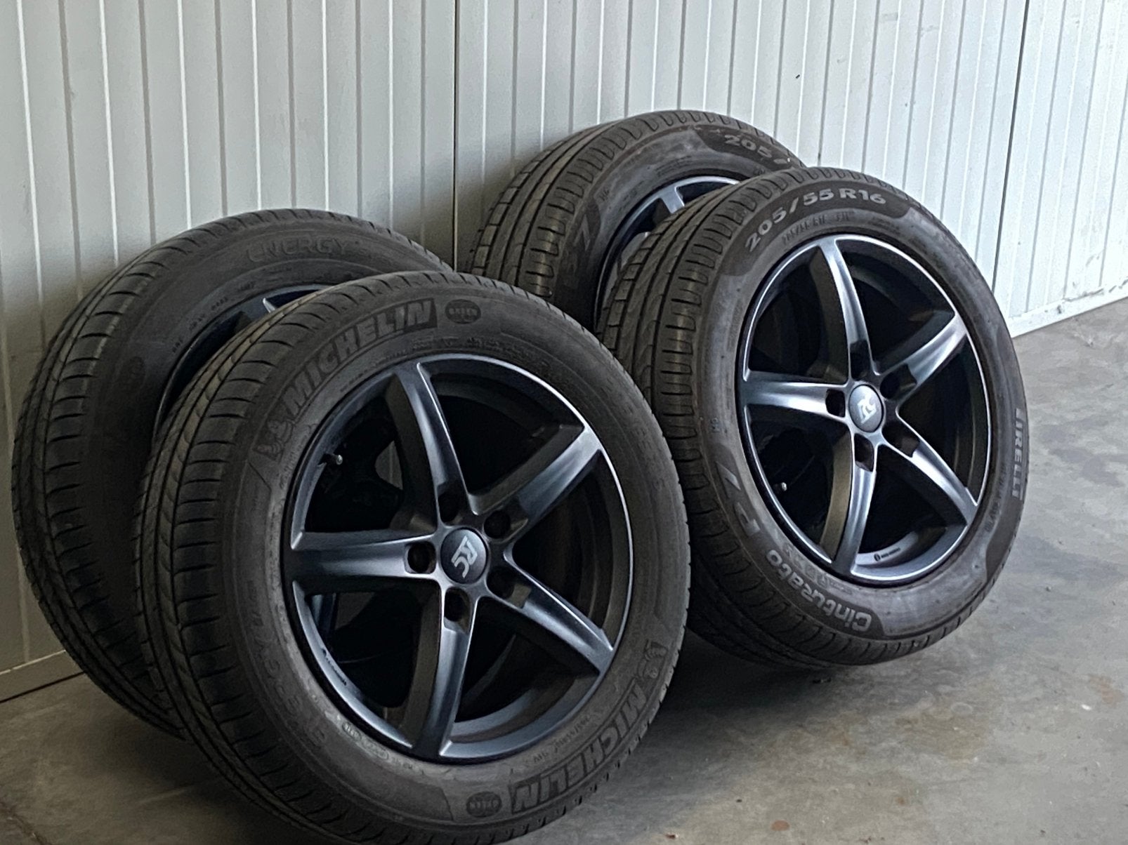 Sportieve Zwarte Velgen met Zomerbanden – 5x112, Auto-onderdelen, Banden en Velgen, Velg(en), Zomerbanden, 16 inch, 205 mm, Personenwagen