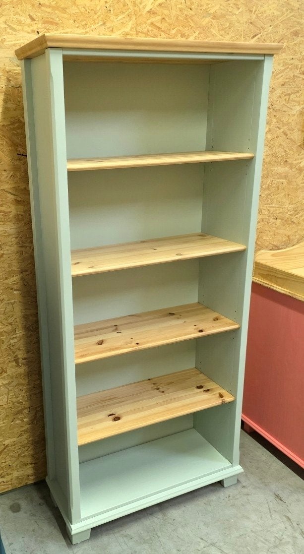 Mooie massief grenen boekenkast. pas opgemaakt. (saliegroen), Ophalen