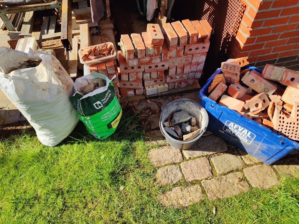 Steenpuin en baksteen gratis, Tuin en Terras, Ophalen, Overige materialen, Overige typen