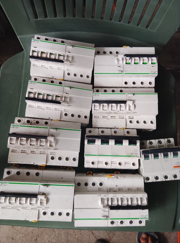 Conforme Automatische zekeringen  woning  (Schneider), Doe-het-zelf en Bouw, Elektriciteit en Kabels, Ophalen, Zo goed als nieuw