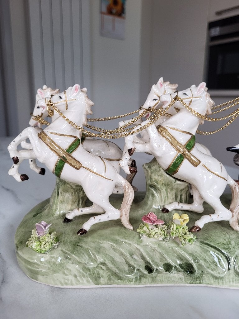 paarden en koets in biscuit, Ophalen, Gebruikt, Meerkleurig, Brocante