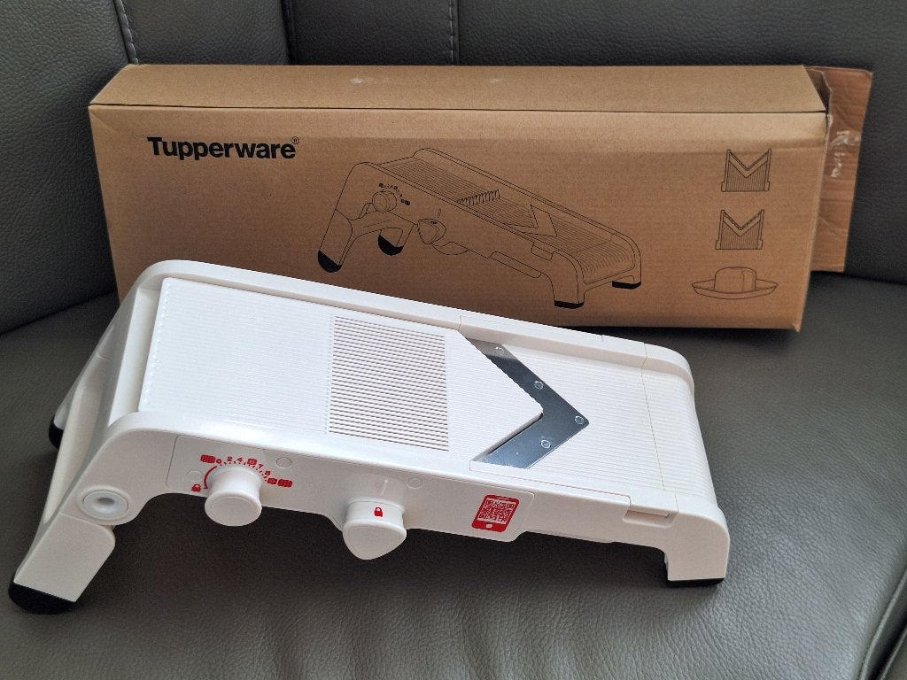 Mandoline Tupperware neuve Mandochef avec 3 lames, Maison & Meubles, Neuf, Enlèvement ou Envoi, Autres types, Plastique