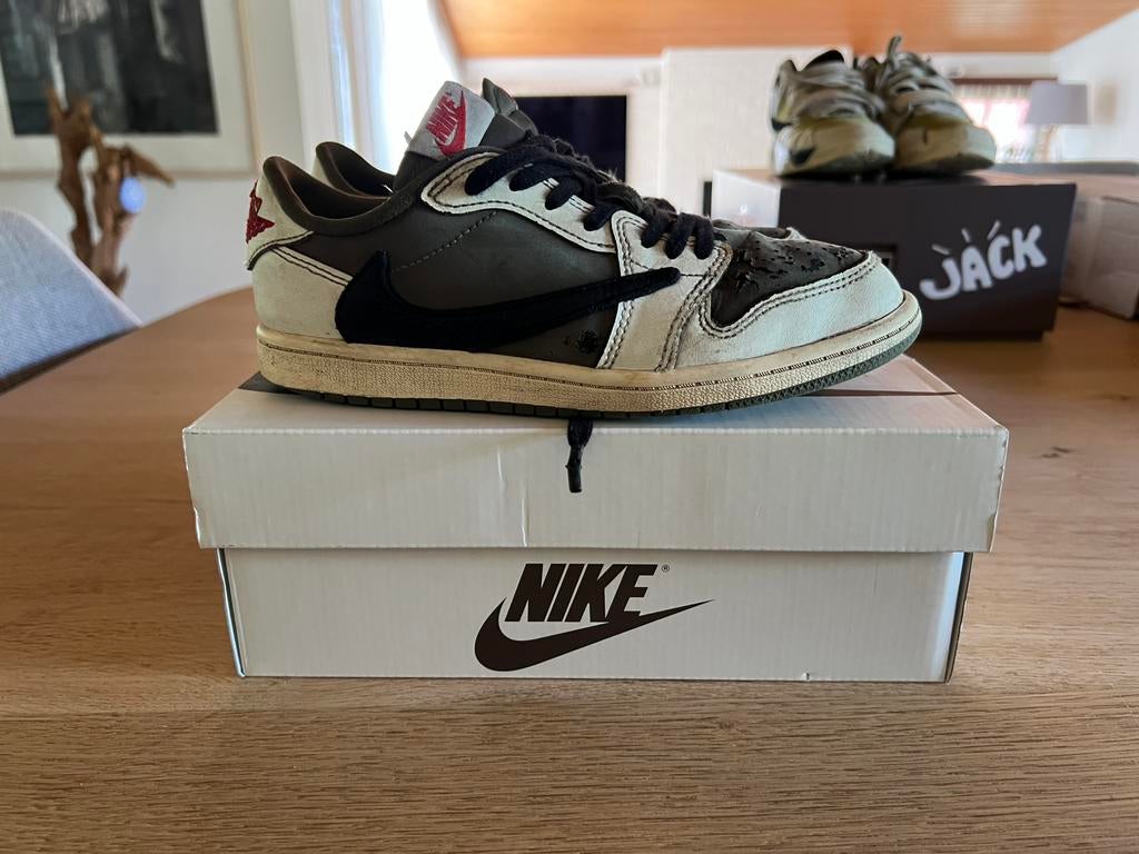 Nike Jordan 1 low Teavis Scott medium olive, Ophalen of Verzenden, Gedragen, Sneakers