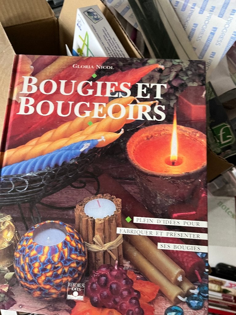 LIVRES BOUGIES ET BOUGEOIRS, Enlèvement, Comme neuf