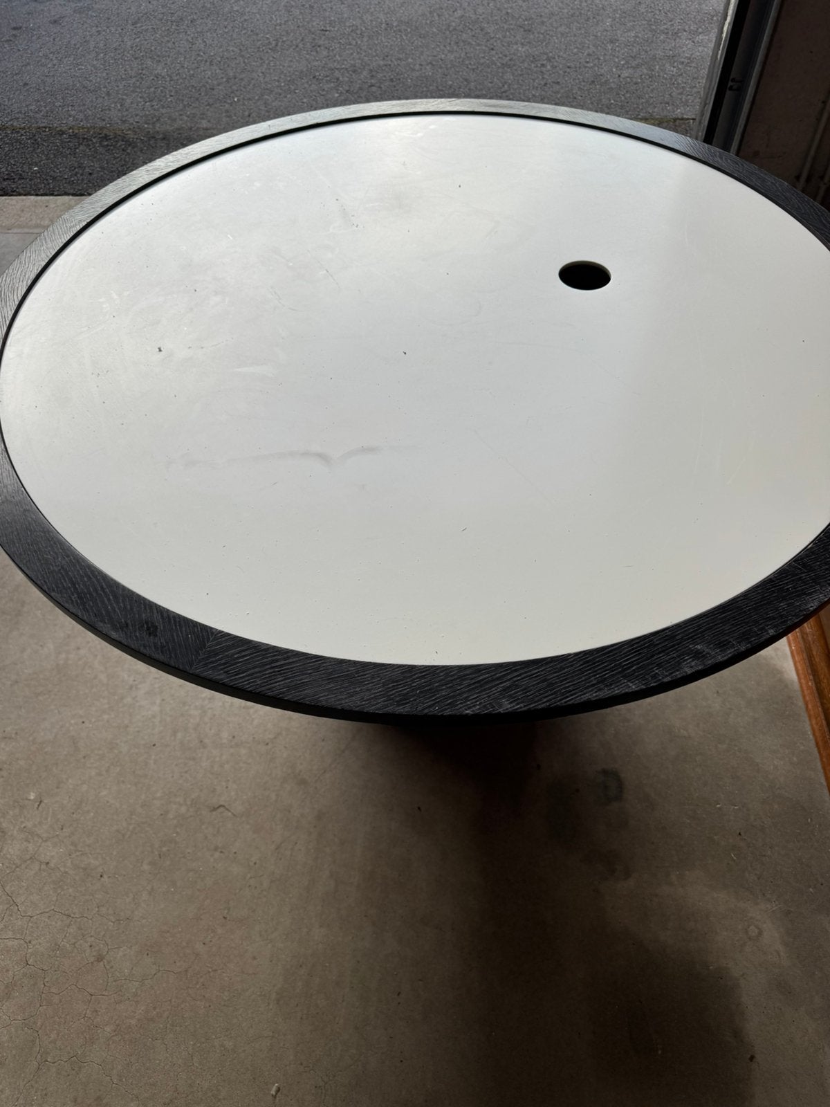 2 leuke ronde tafels computer tafels, Ophalen, Zo goed als nieuw