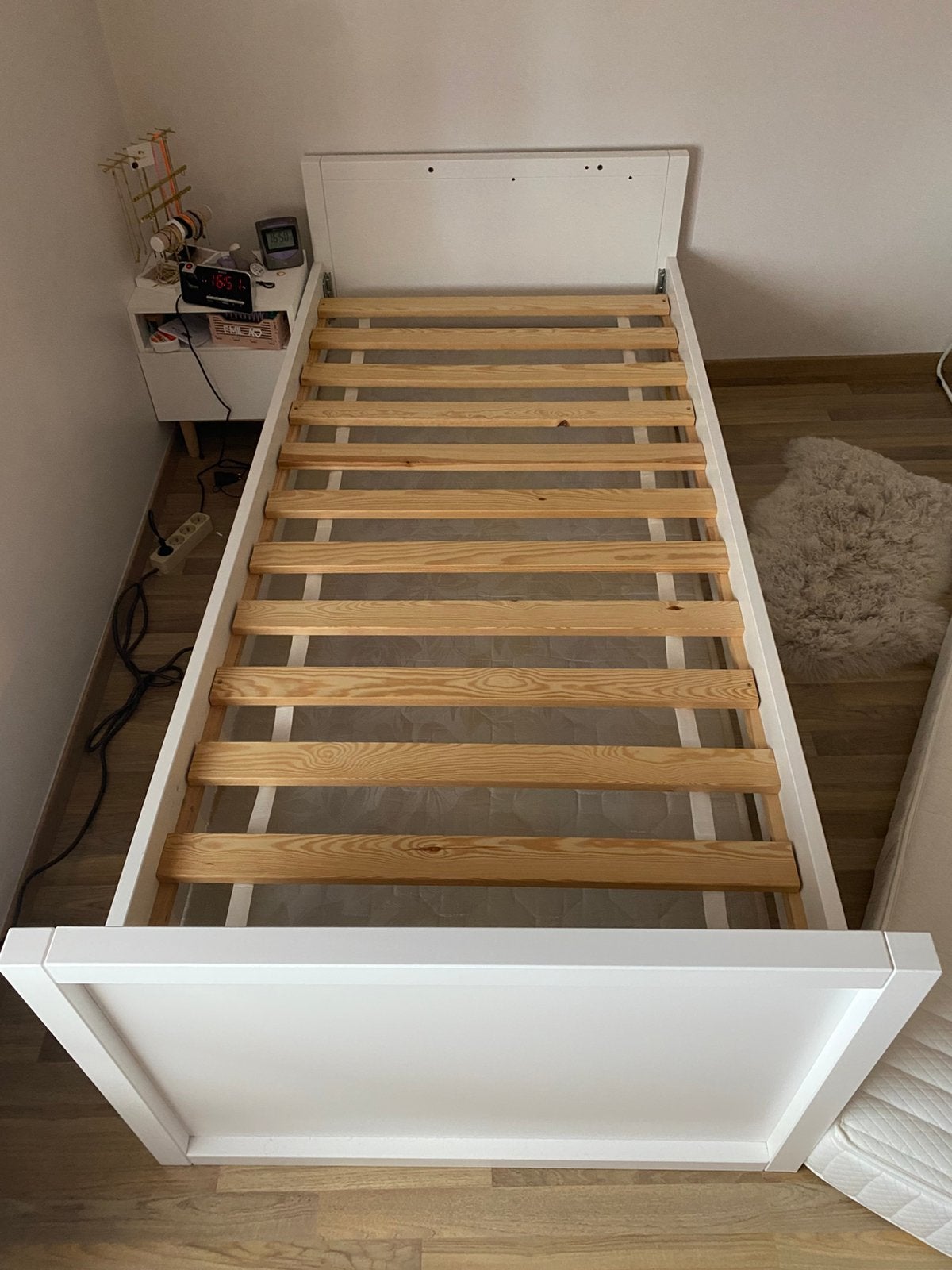 Lit simple blanc avec matelas en plumes, Enlèvement, Comme neuf, Une personne, Blanc