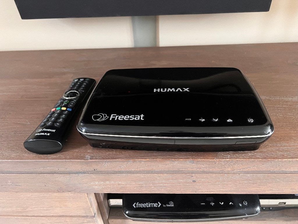 Gratis alle Engelse tv zenders bekijken , zonder kosten !!!, Ophalen, Zo goed als nieuw, (Schotel)antenne-accessoires, Humax
