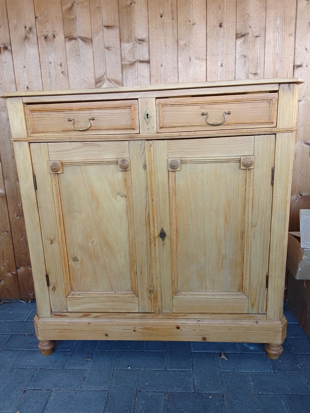 Wuustwezel. Massieve kast., Ophalen